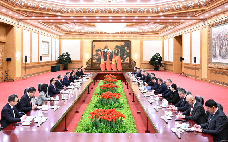 習近平同吉爾吉斯斯坦總統扎帕羅夫會談